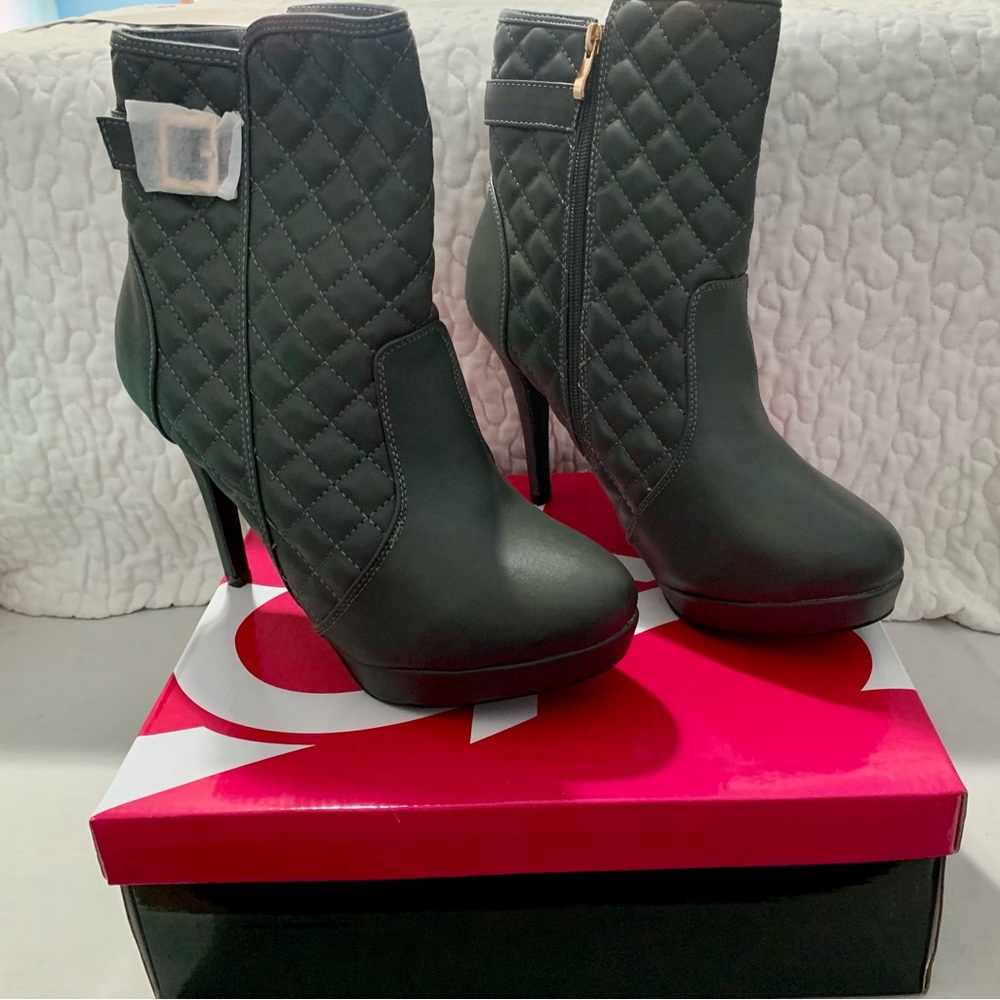 NIB Ashley Stewart Gray Quilted Heeled Boots - Picture 2 of 7